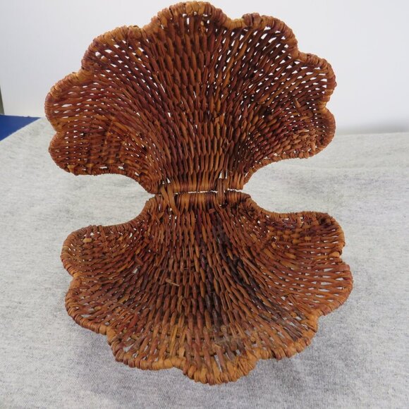 Wicker Basket Clam Shell & Spider Conch Sea Shell - Picture 3 of 13
